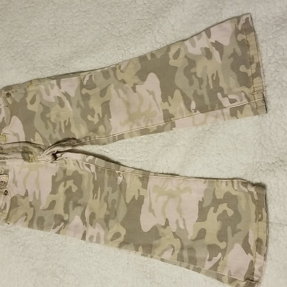 Levi's Girl's Stretch Flare Camo Jeans - Picture 3 of 12